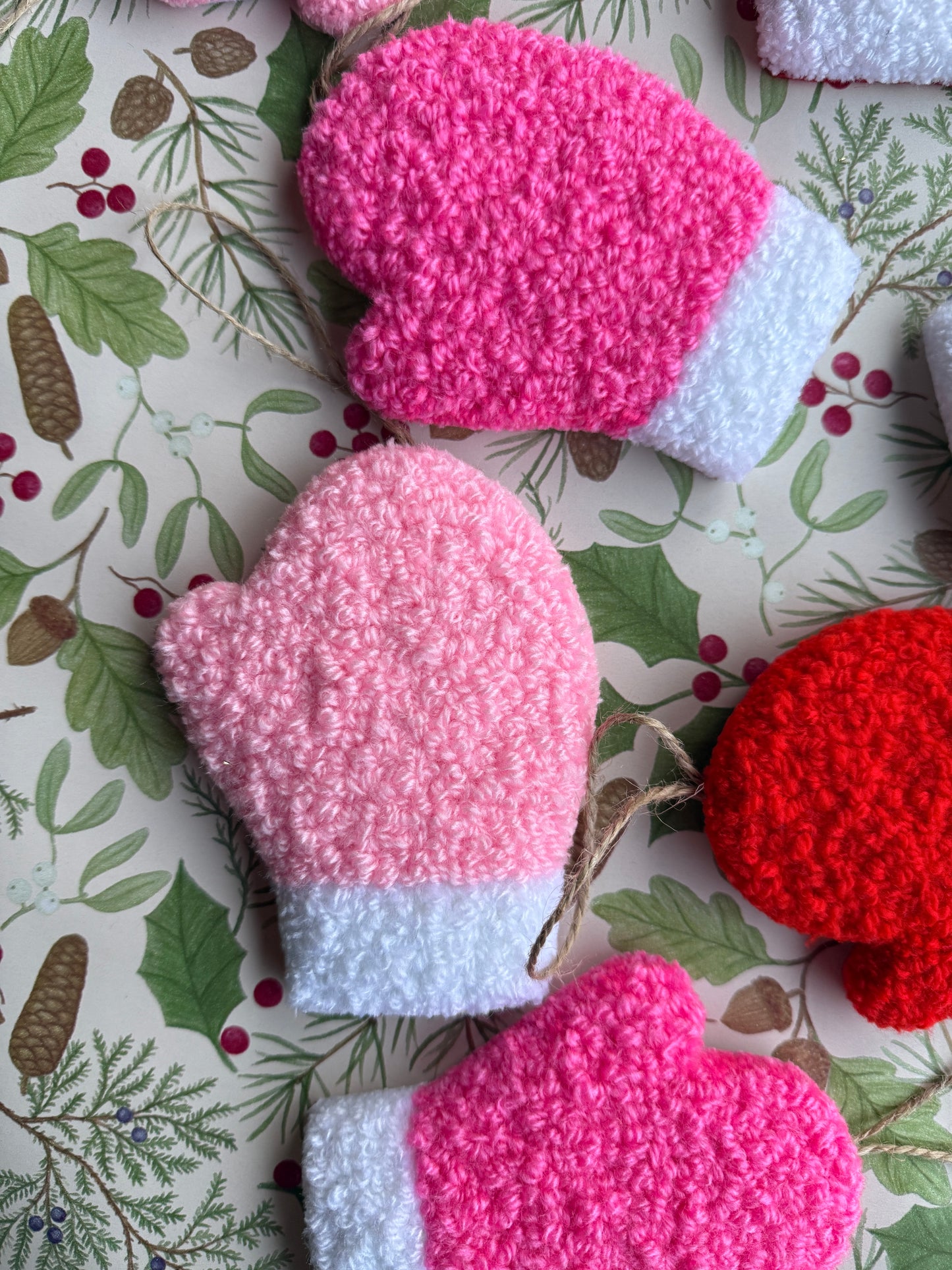 Tuftede lyserød julevante med ophæng